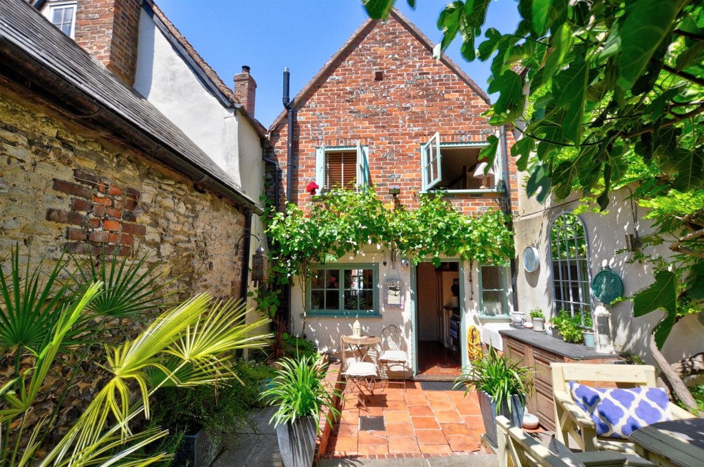 WATLINGTON, 3 bedroom, Character Property Terrace